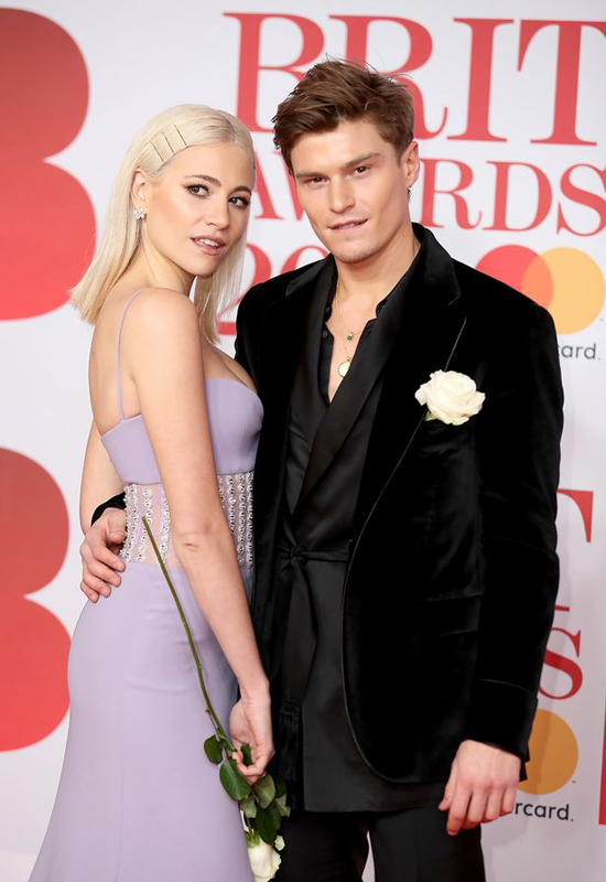 Nữ ca sĩ vô tư xoạc chân tạo dáng, để lộ nội y trên thảm đỏ BRIT Awards